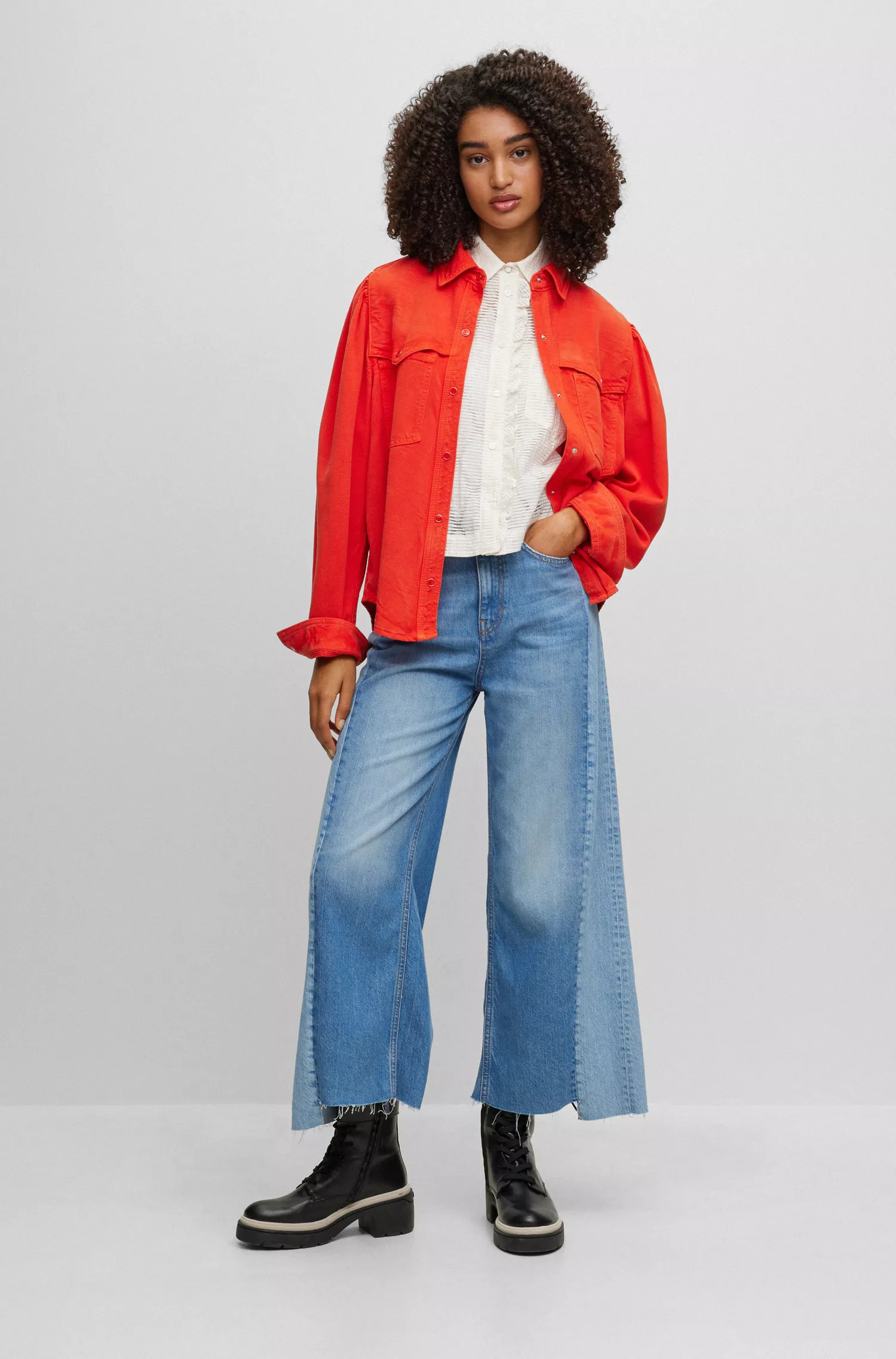 Blusa cropped BOSS preta de corte regular com detalhe franzido na gola.