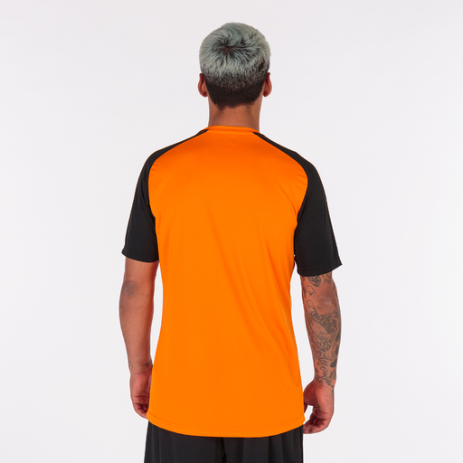 Camiseta Joma Academy IV de manga curta, laranja e preta.