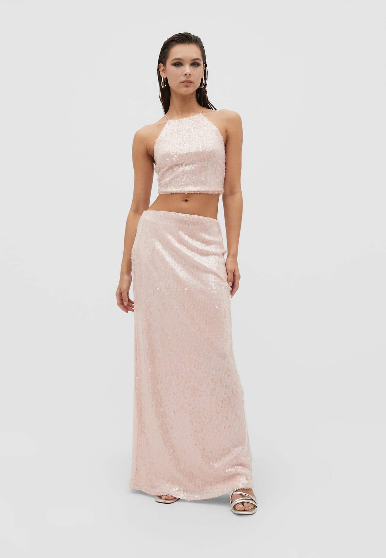 Top com decote halter e lantejoulas