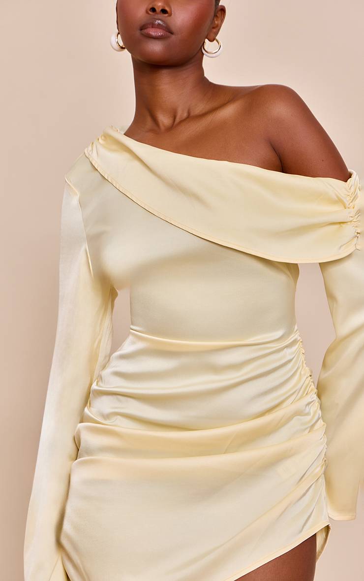 Pale Yellow Robe Moulante Drapée En Satin À Une Épaule