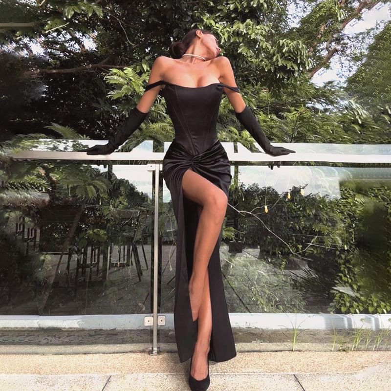 Femme Cradle - Off-shoulder satijnen maxi-bodyconjurk met uitgesneden plooien en splitten