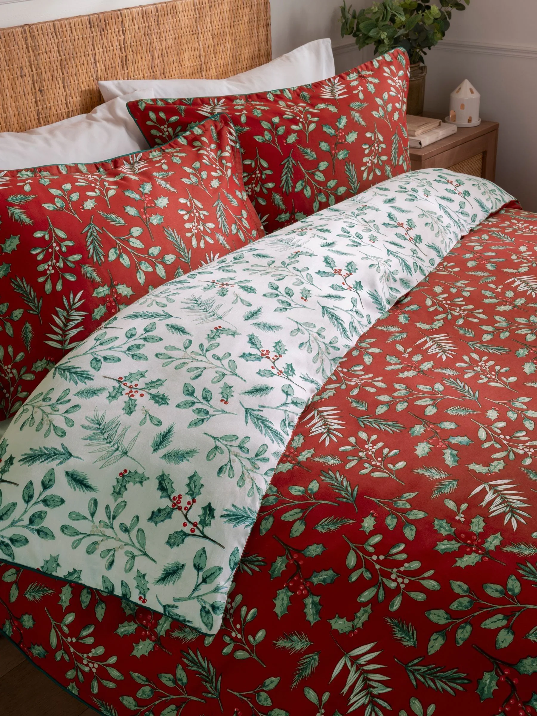 Cooper and Gray Christmas Holly Ivy Duvet Cover Set