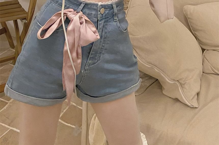 Hevnir - Denim hotpants met hoge taille en kanten rand en opgerolde zoom