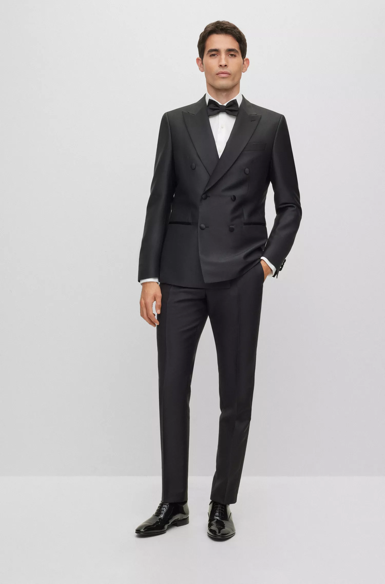 Terno de smoking BOSS preto, corte slim, em mistura de lã mesclada.