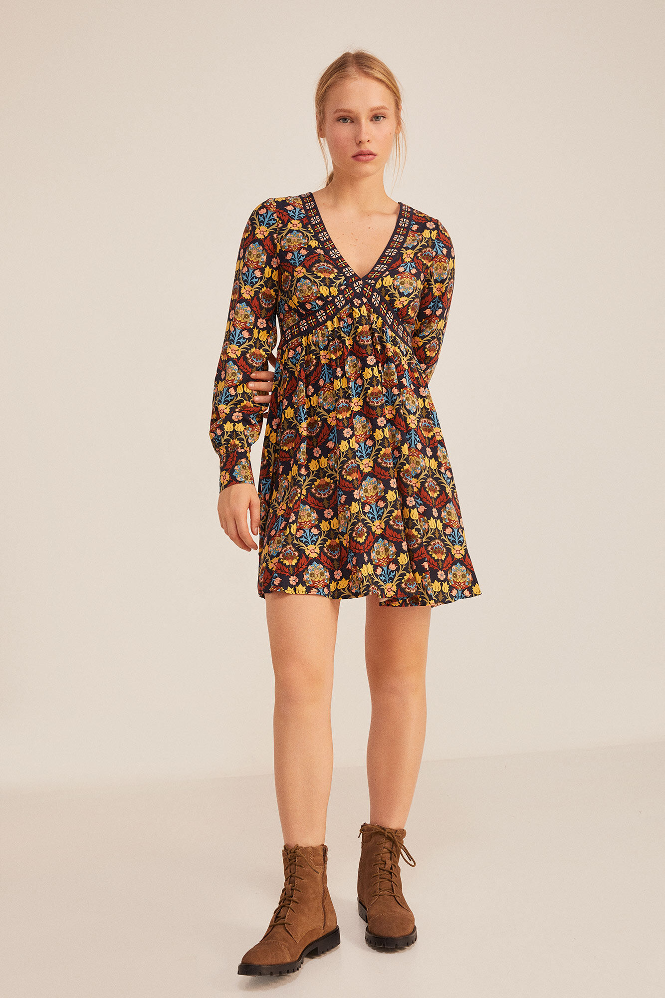 Vestido curto com decote em V e detalhes - azul marinho