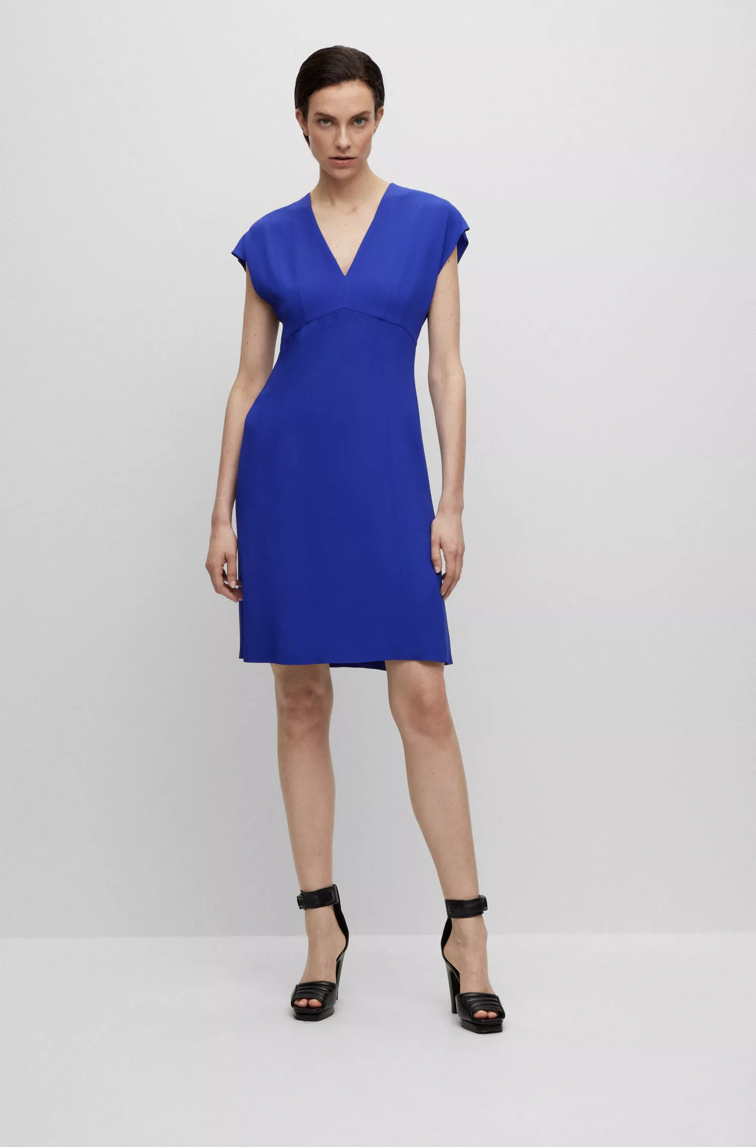 Vestido preto BOSS de corte justo com decote em V e mangas curtas.