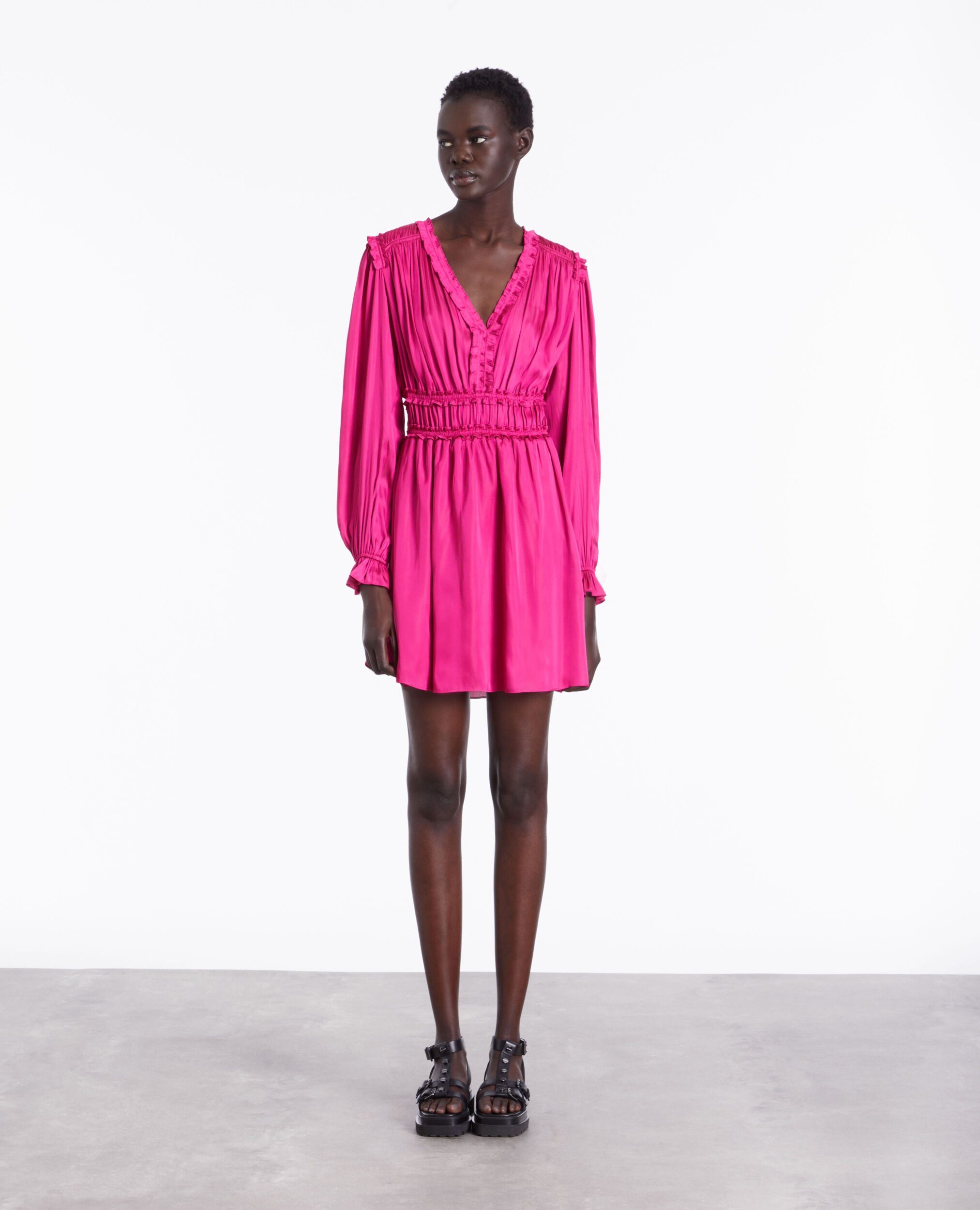 Robe courte rose avec fronces