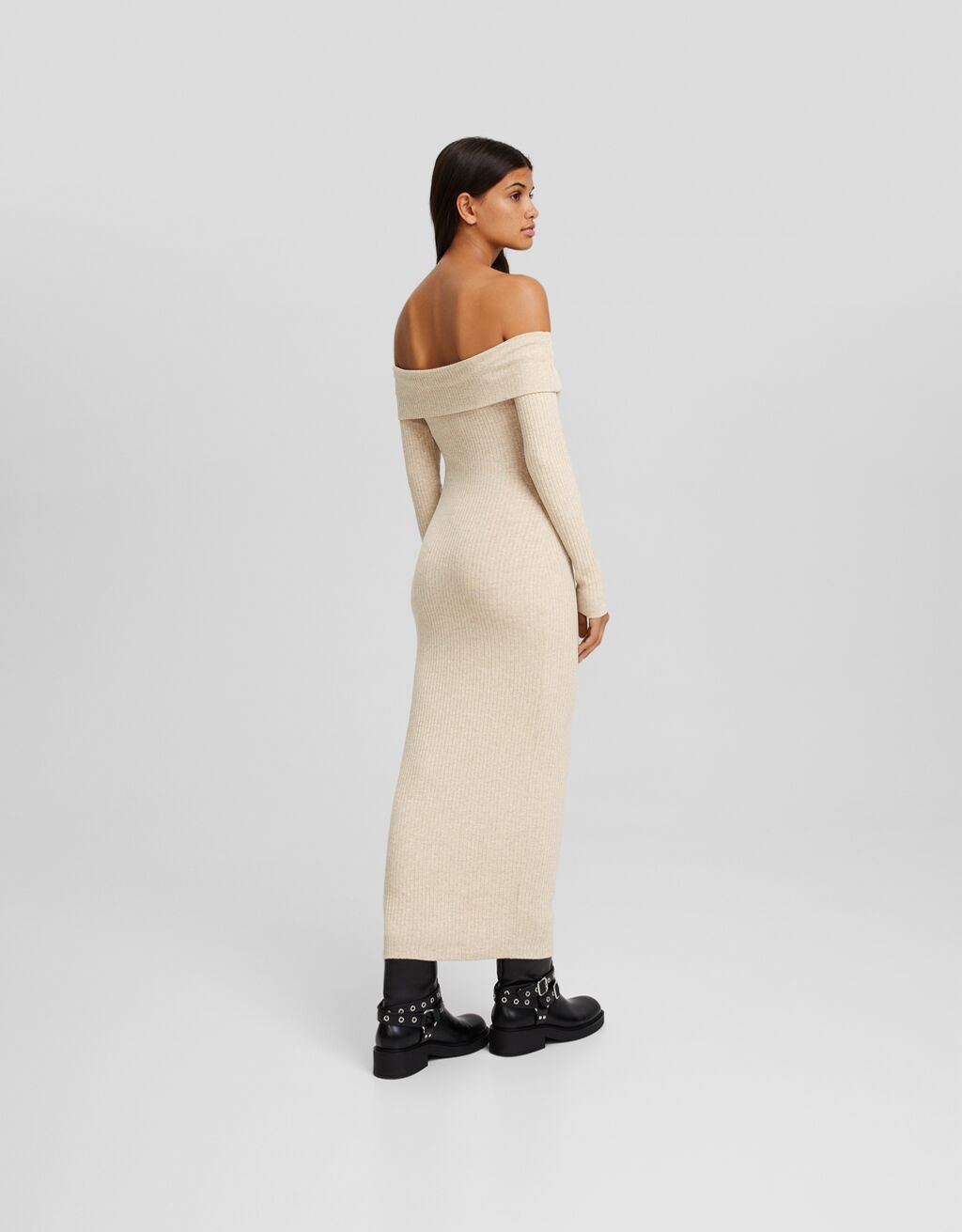 Vestido longo de tricô estilo bardot com mangas compridas