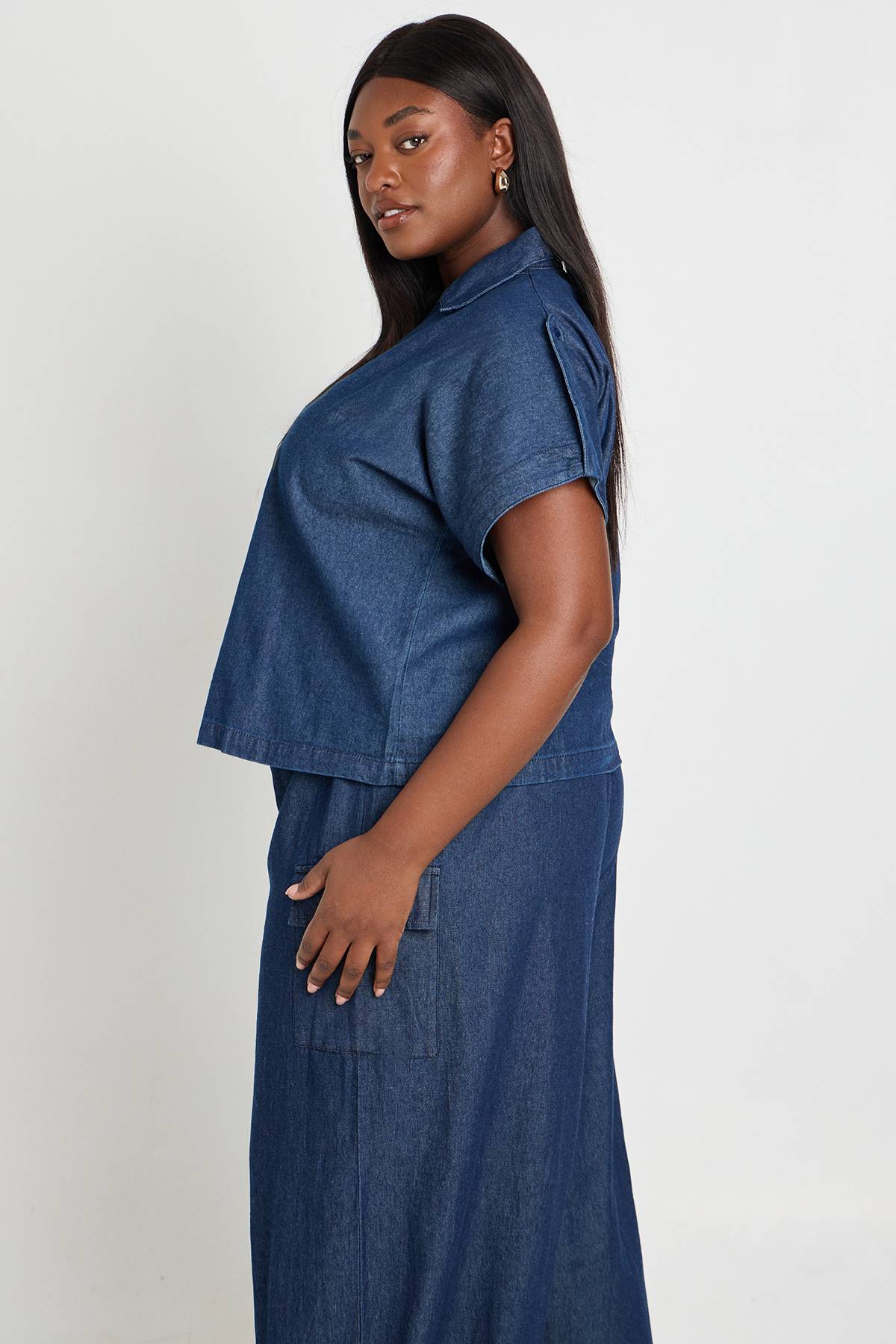 boohoo Chemise Grande Taille En Chambray À Manches Courtes Avec Boutonnage