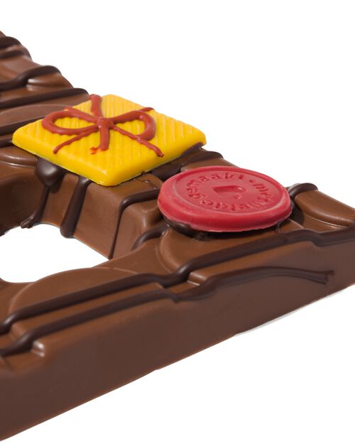 lettre E en chocolat au lait décorée à la main 200g