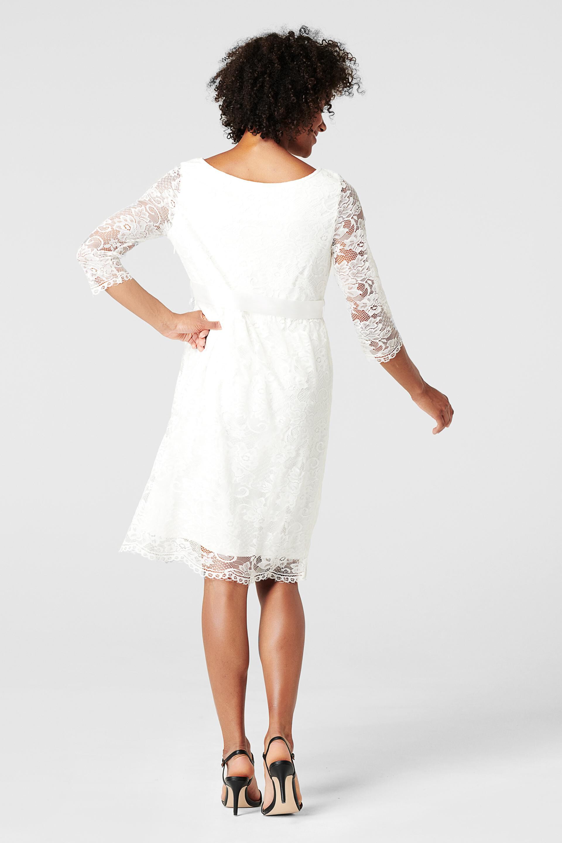 Robe en dentelle florale à ceinture à nouer