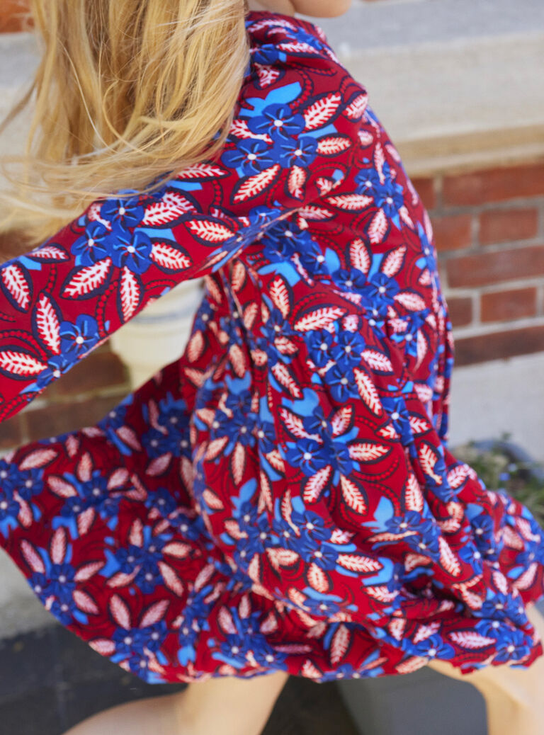 Robe à fond carmin et imprimé fleuri fille