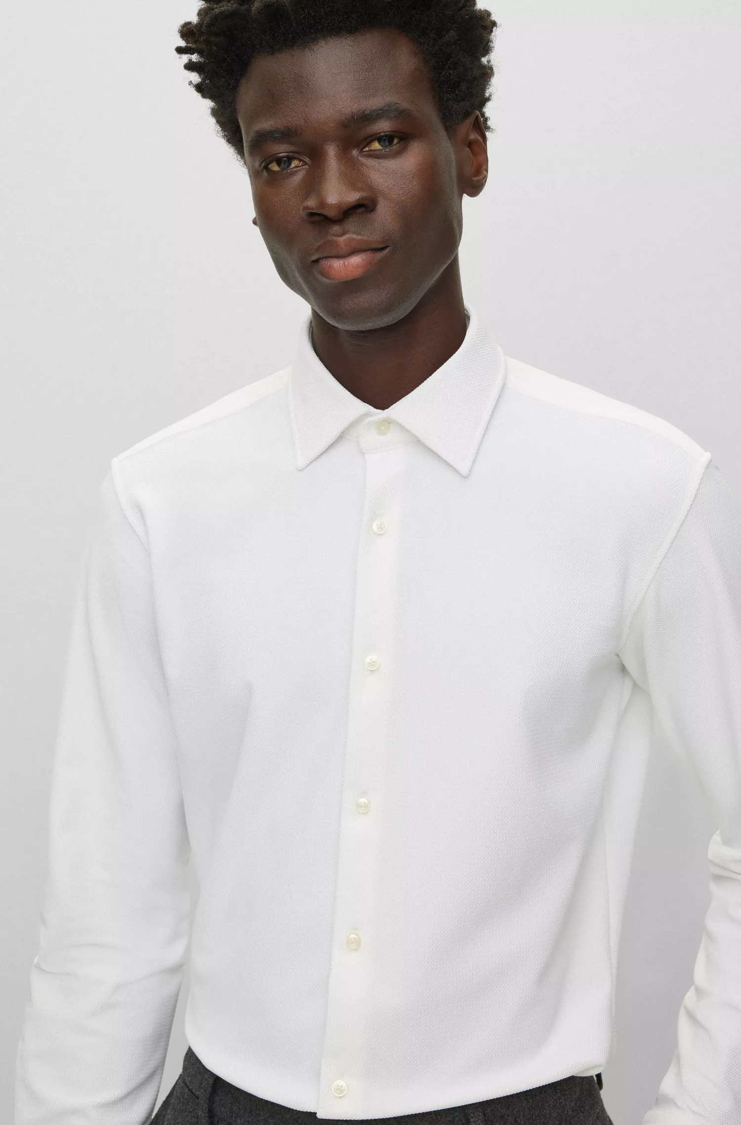 Camisa BOSS preta de corte regular em tecido estruturado de alta performance com elasticidade.