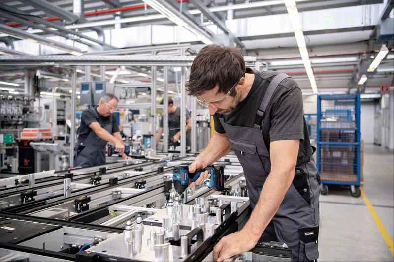 BOSCH COMBI-KIT 4 OUTILS 18V : GSR 18V-90C + GDR 18V-210C + GBH 18V-24C + GOP 18V-28 + 1 BATTERIE 4,0 AH (PROCORE) + 2 BATTERIES 5,5 AH (PROCORE) + GAL 1880CV (L) PROFESSIONAL