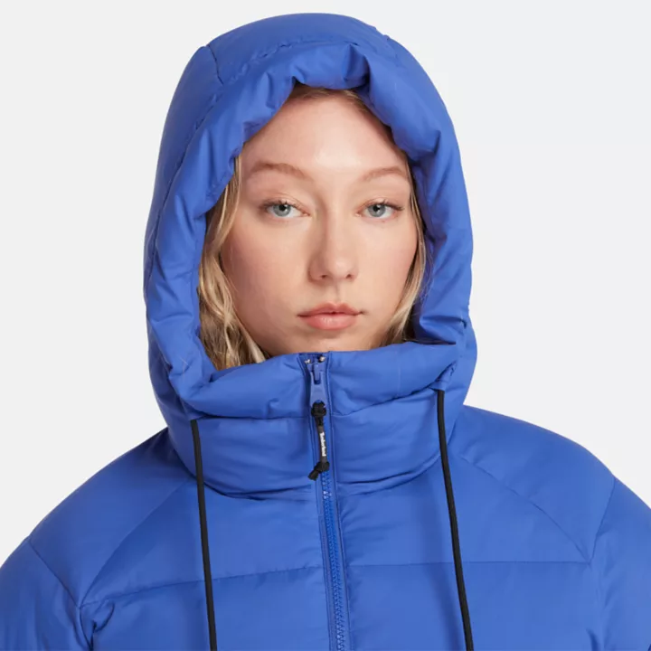 Jaqueta puffer feminina de plumas recicladas na cor azul.