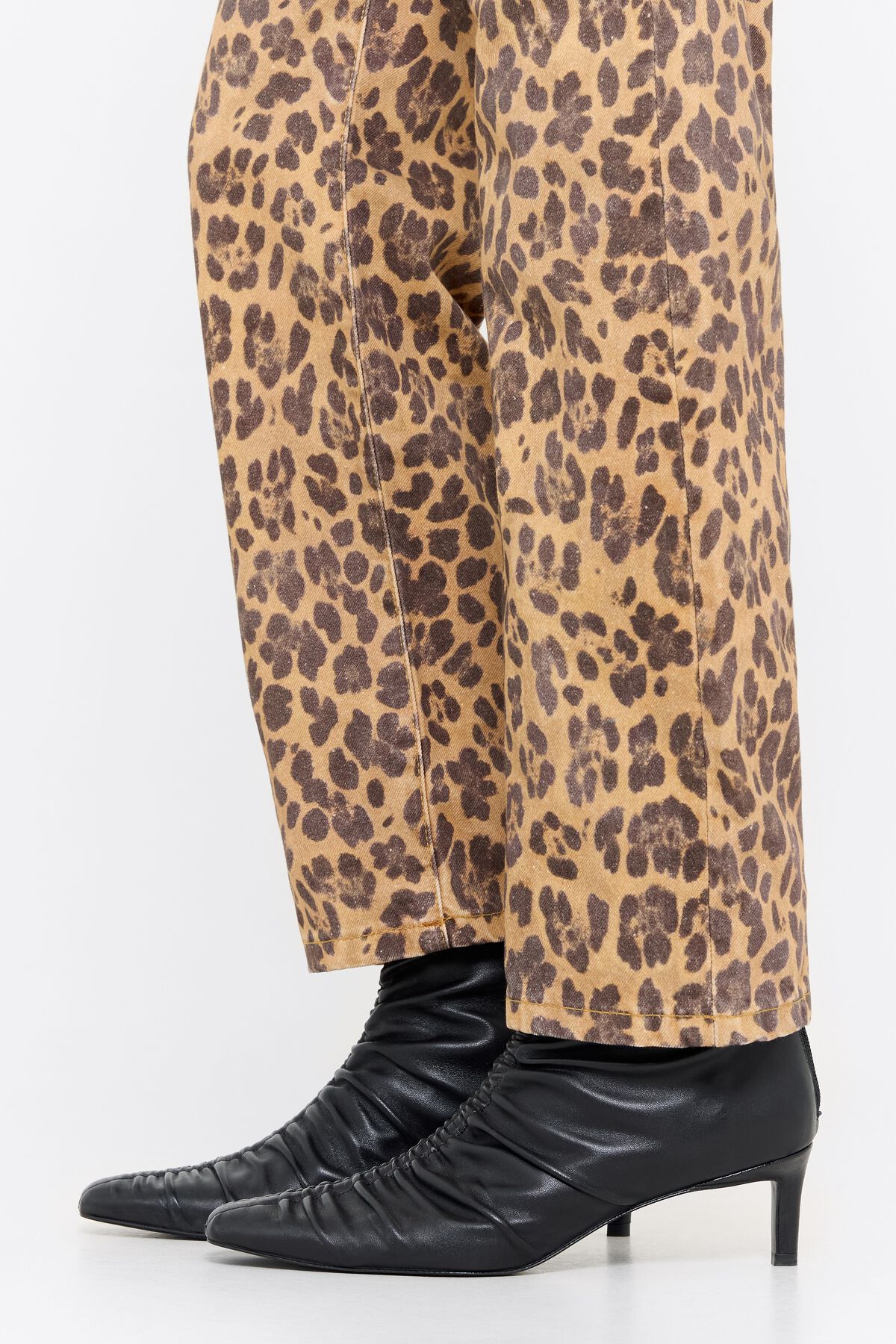 Botas de cano curto franzidas com salto em couro preto