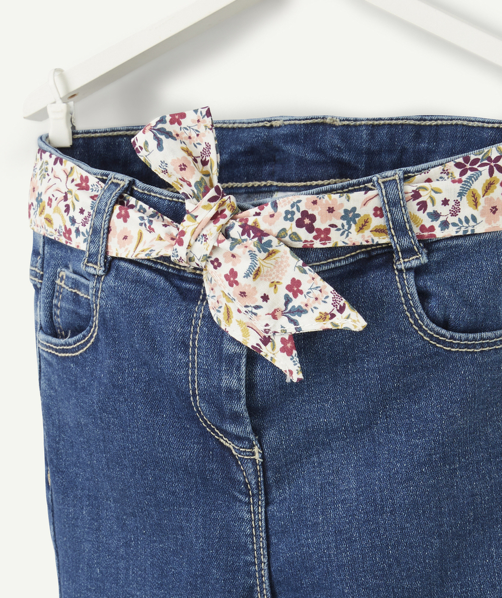 JEAN BÉBÉ FILLE EN DENIM LOW IMPACT ET CEINTURE FLEURIE