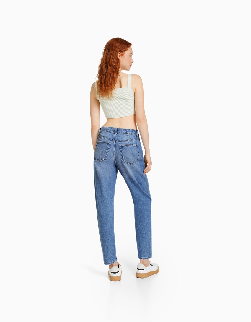 calça jeans de mãe