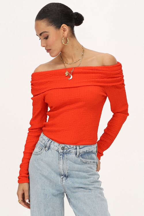 Oranje off-shoulder top met structuur