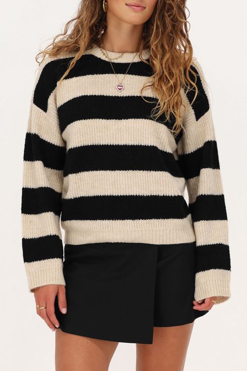 Zwarte trui met beige strepen