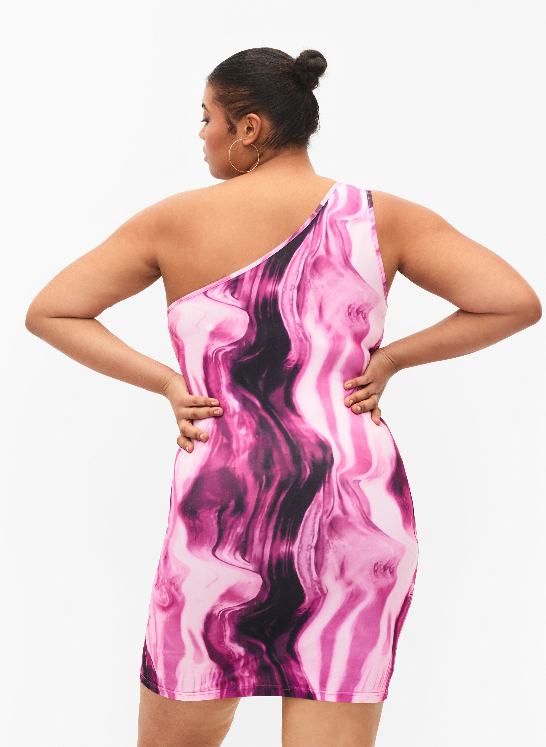 Tætsiddende one-shoulder kjole med print