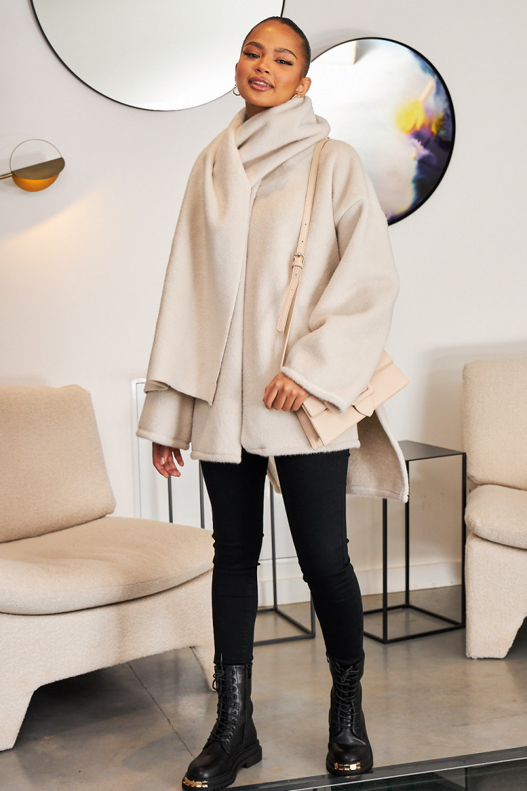 Veste texturée beige avec écharpe intégrée