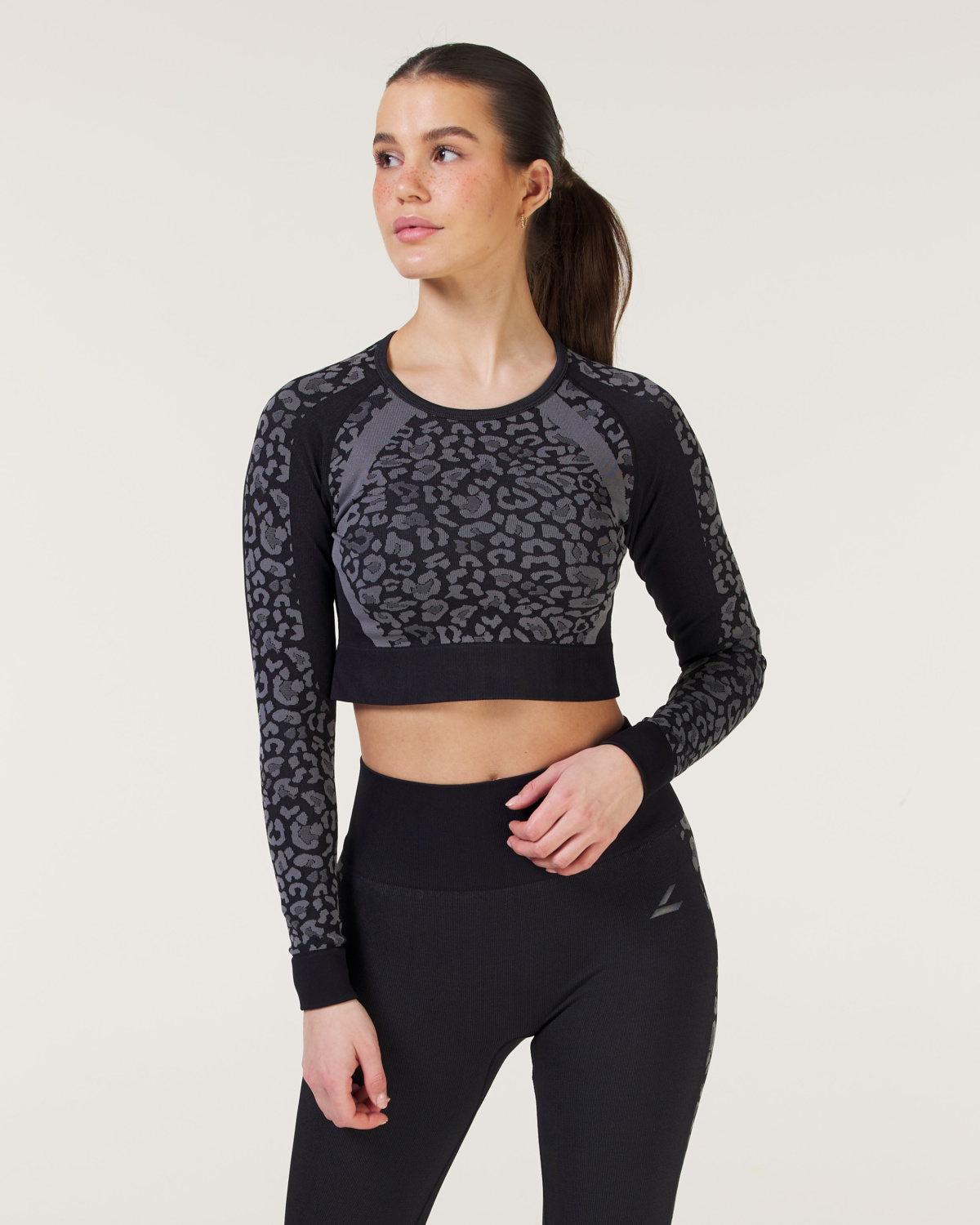LEVITY Leopard Seamless Cropped LS Black Leo