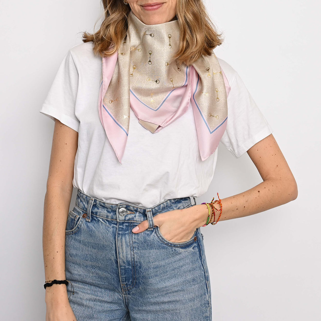 Gucci Carré en Soie rose/doré - Neuf avec étiquette - 90x90 cm