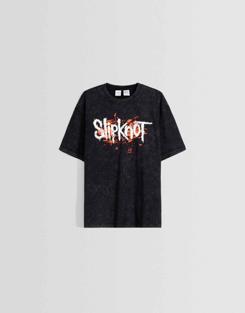 Camiseta Slipknot com estampa, mangas curtas e modelagem quadrada.