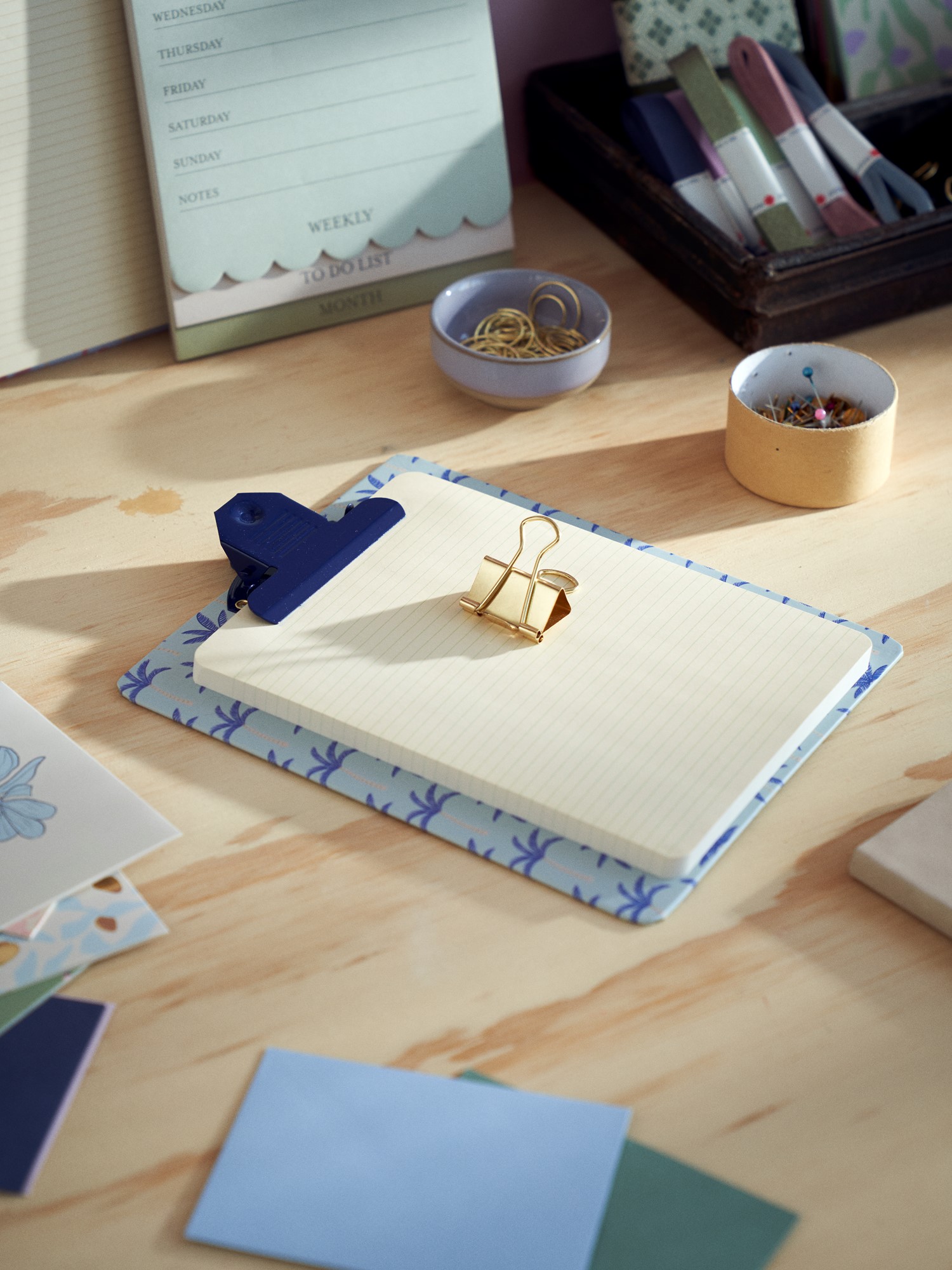 Clipboard med notesblok | Papir/metal. 24 x 18 x 2 cm. 80 ark. | Smokey Blue