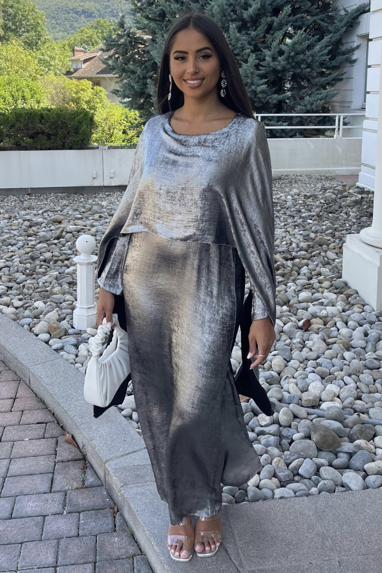 Robe argentée ample pailletée à empiècement voile