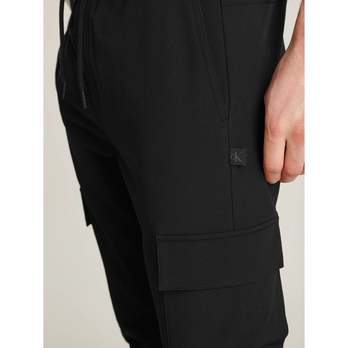 CALVIN KLEIN JEANS<br>Calça cargo skinny Técnica