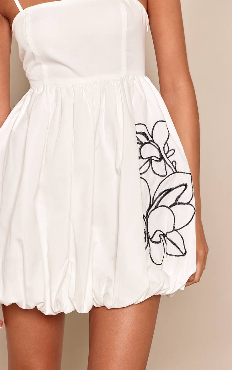 Blanc Robe Courte À Bretelles Avec Jupe Bouffante Brodée