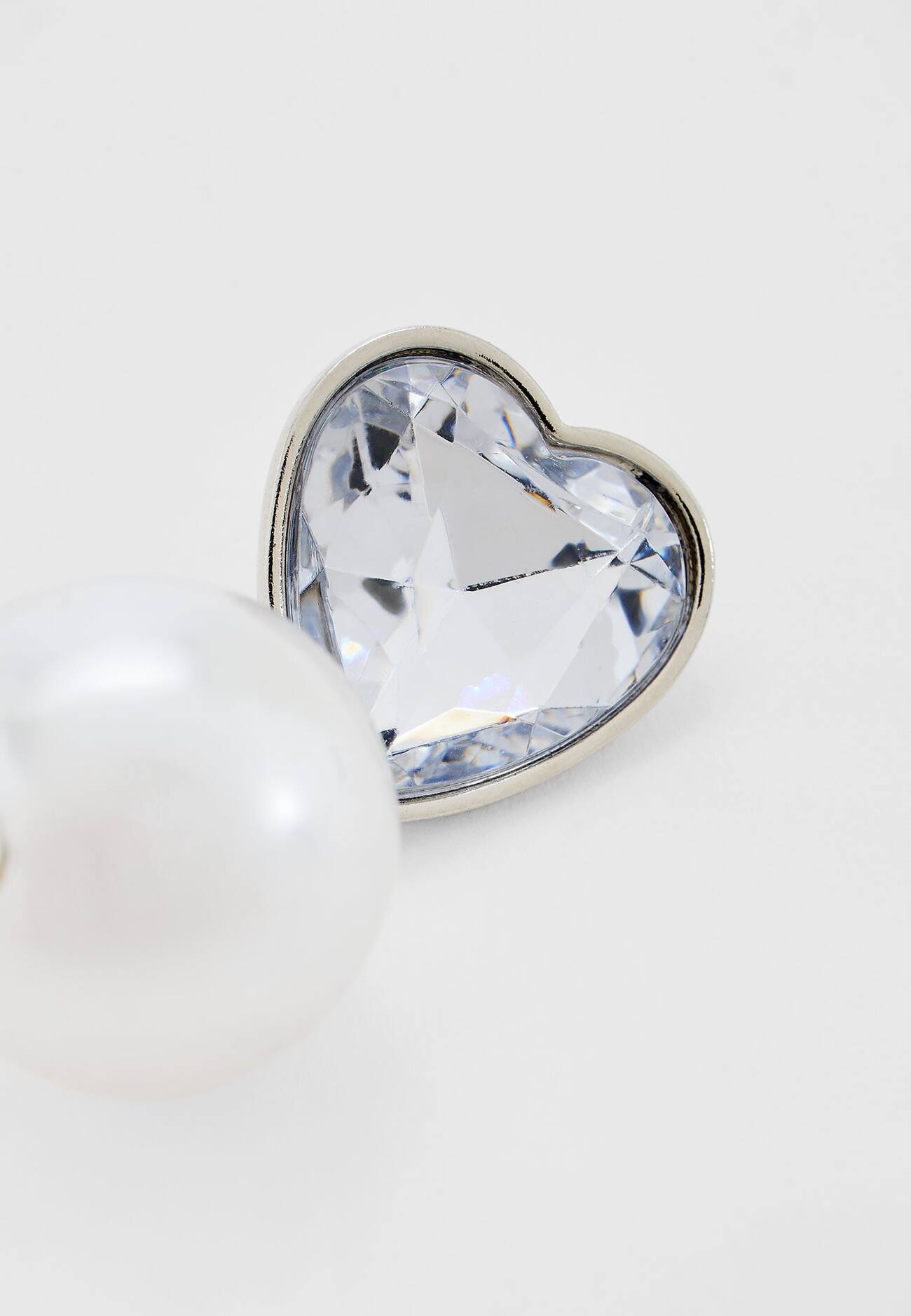 Brincos de coração com pérolas artificiais e strass