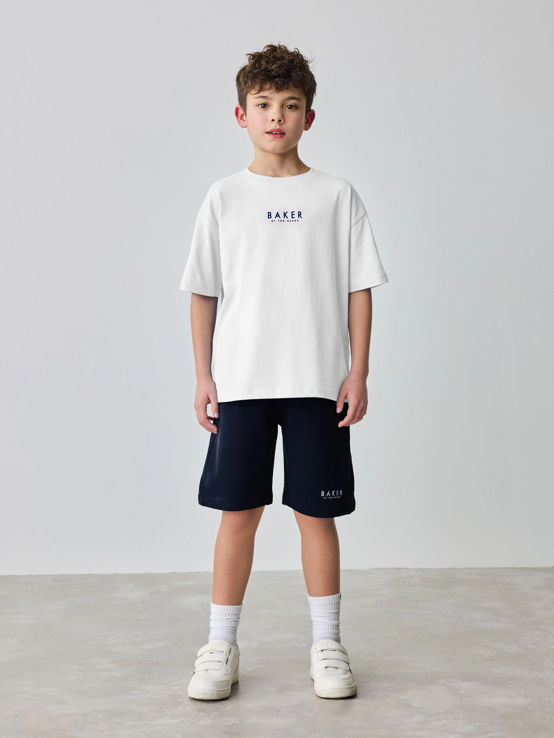 Wit/marineblauw - Baker by Ted Baker set van oversized T-shirt en shorts van 100% katoen