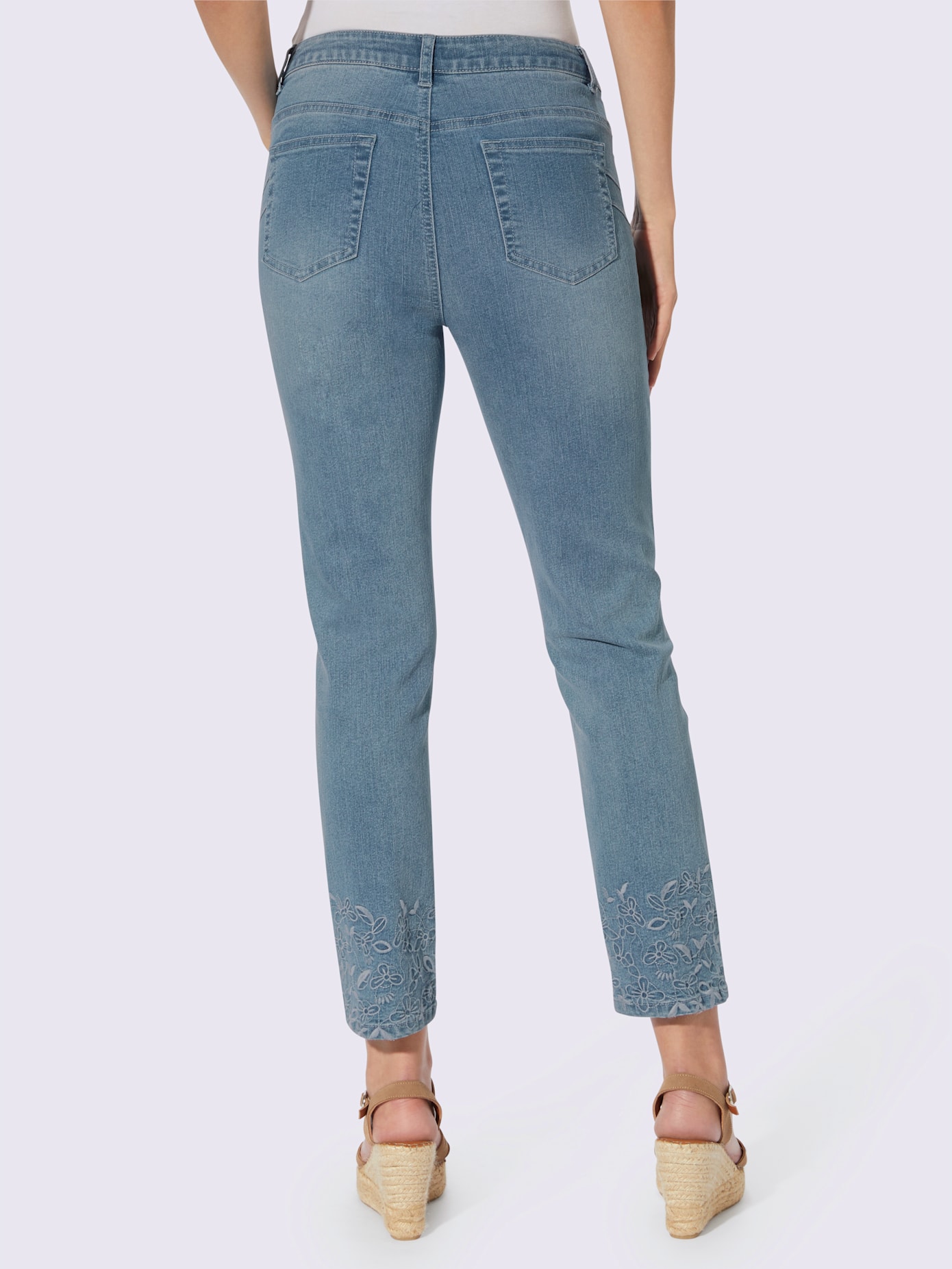 Jean push-up jolie broderie à fleurs