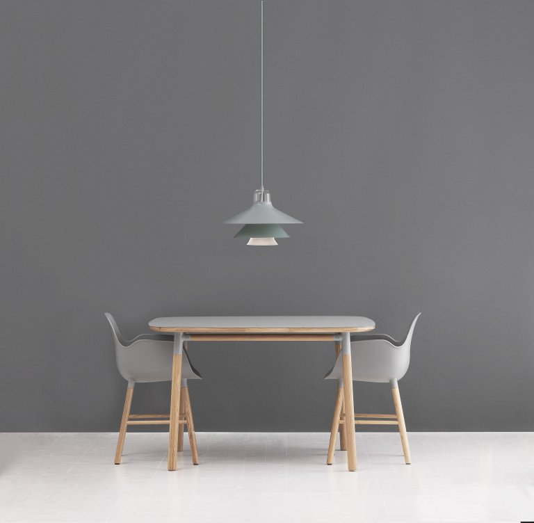 Normann Copenhagen Form Armchair stoel met stalen onderstel licht grijs