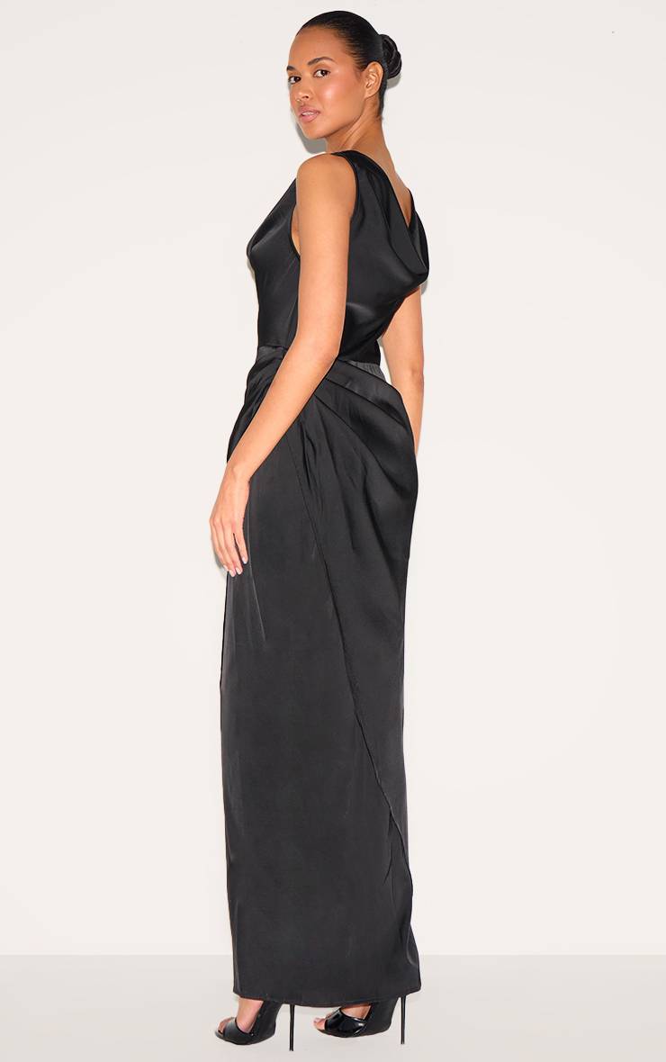 Noir Robe Longue Drapée En Satin À Col Bénitier