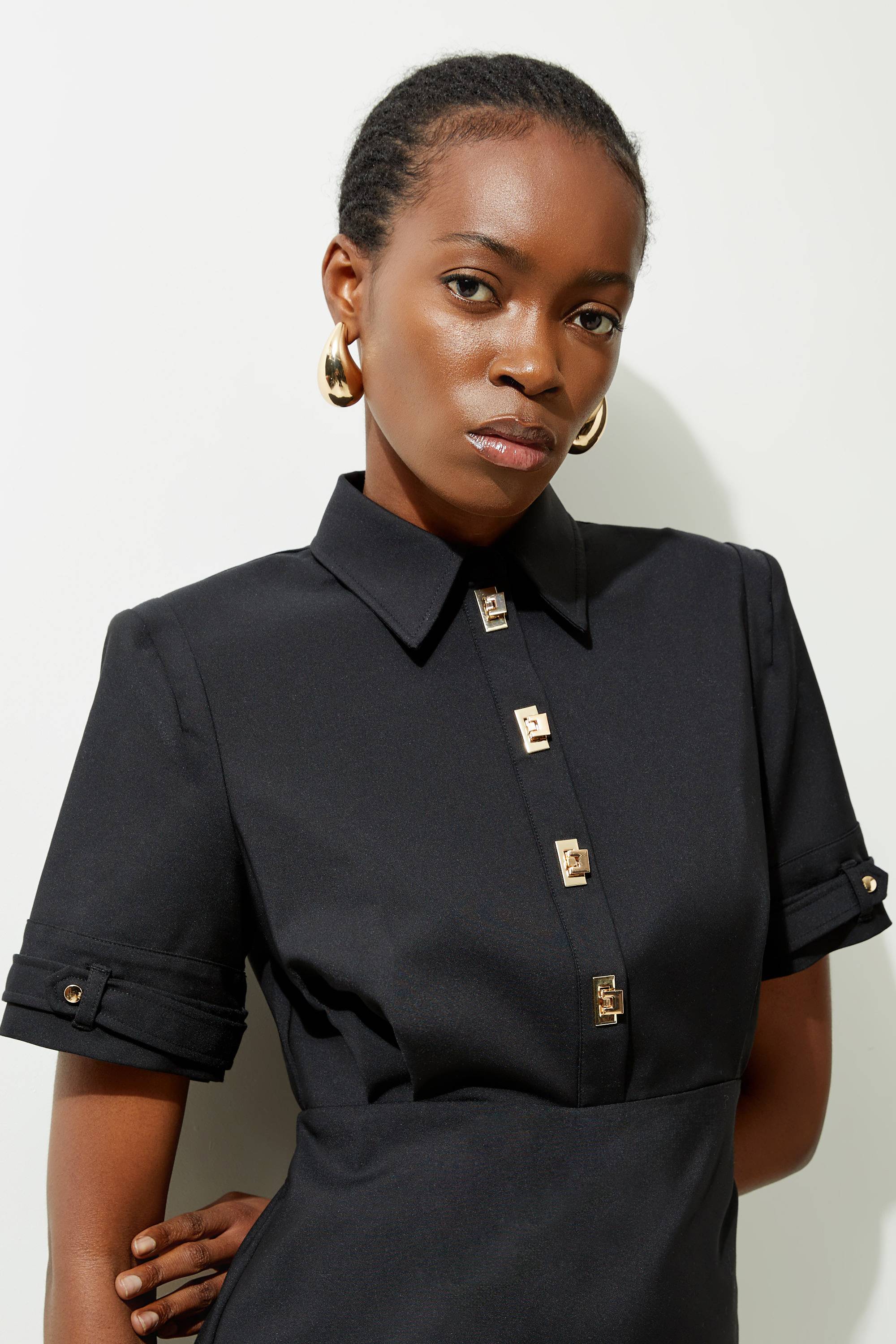 KarenMillen Robe Chemise Tissée Petite À Manches Courtes Techno Essentielle Avec Quincaillerie Dorée