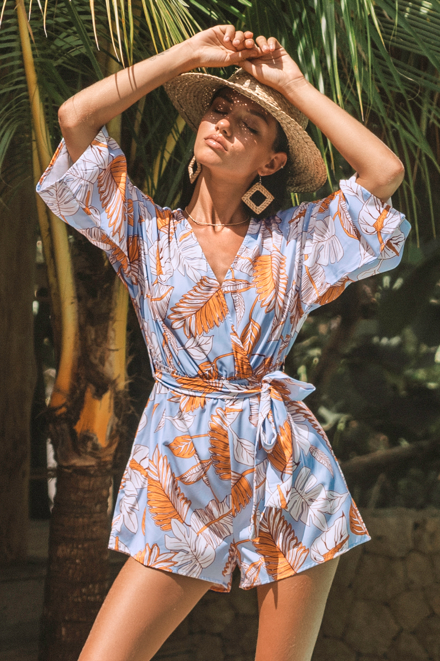 Combishort à ceinture et à imprimé palmiers tropicaux