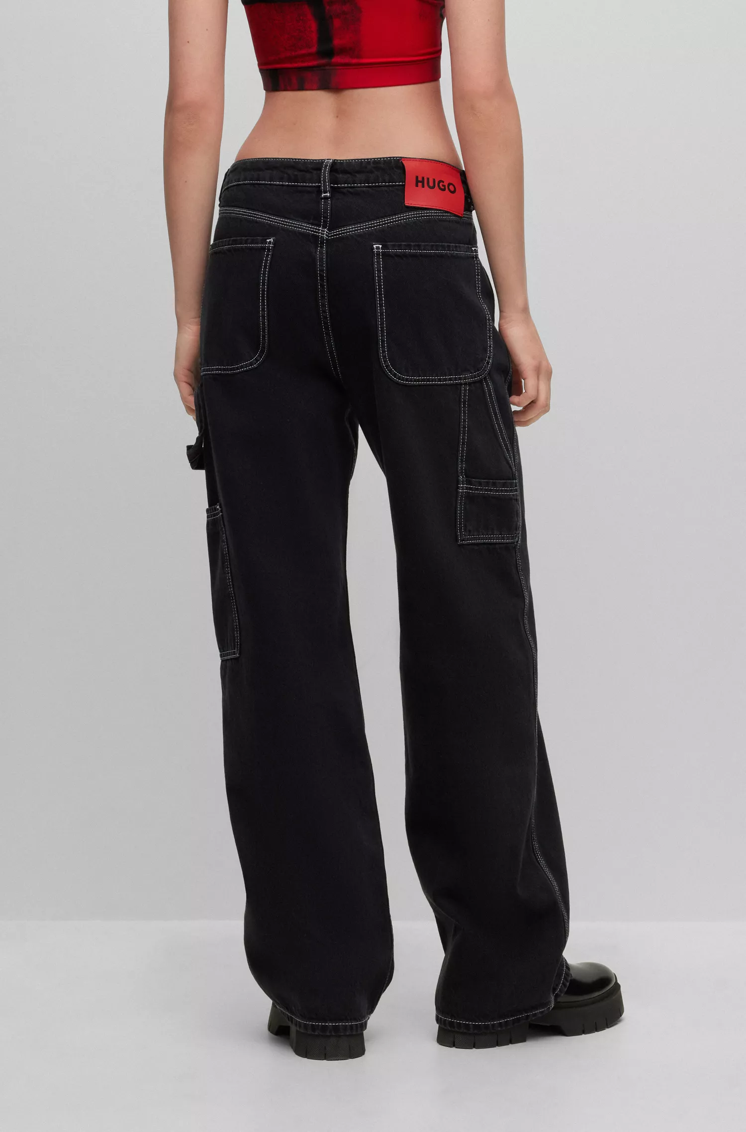 Calça jeans HUGO vermelha, modelagem relaxada, em denim rígido preto.