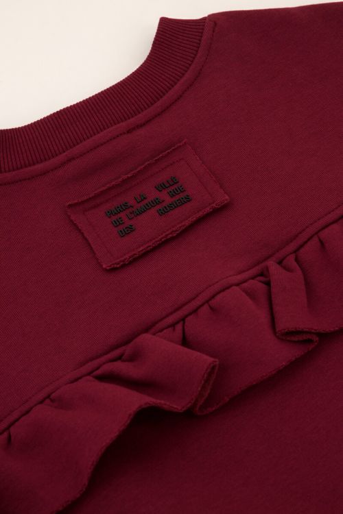 Donkerrode sweater met ruffle en patch