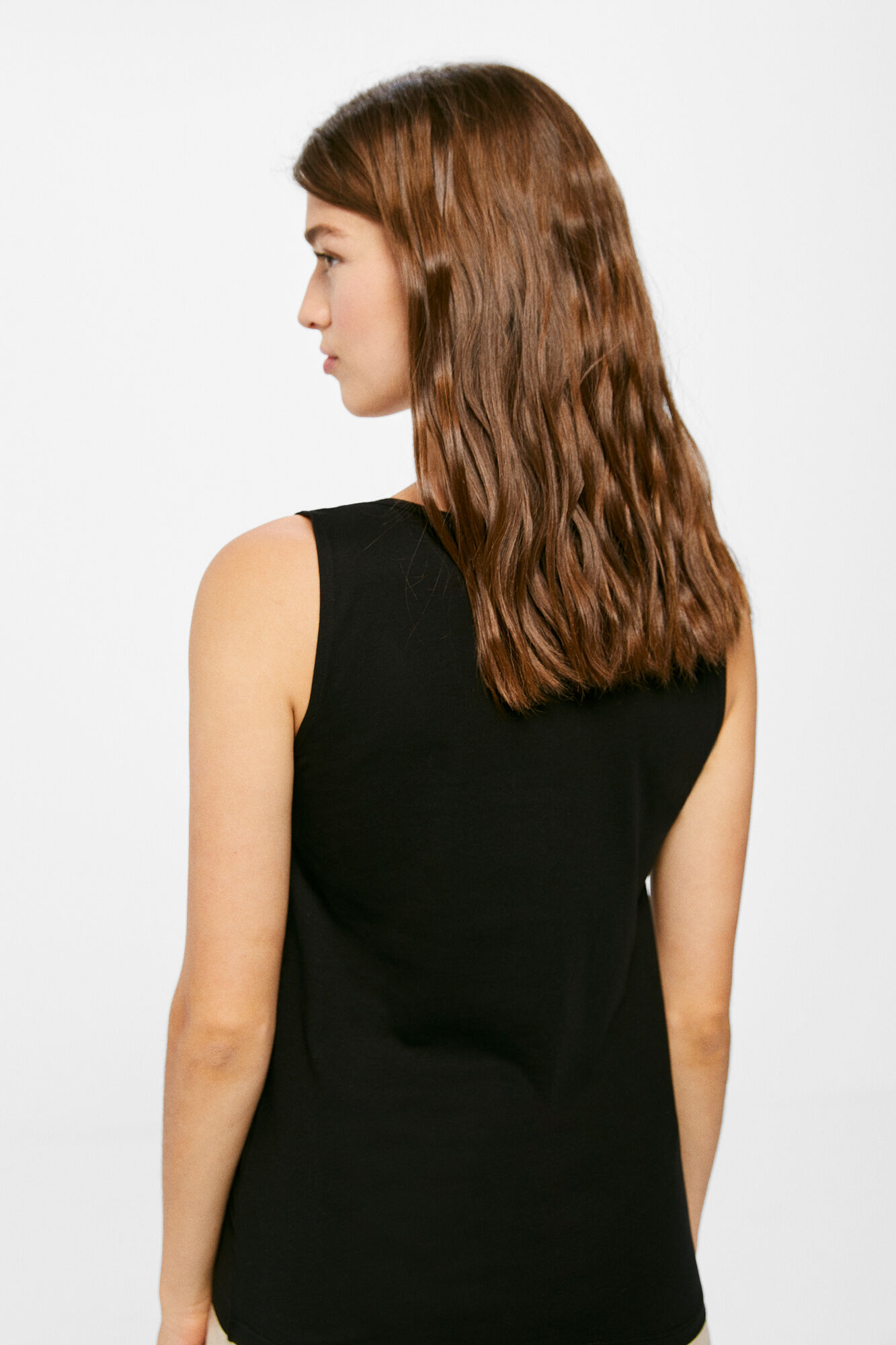 Blusa bicolor com decote em V e renda - preta