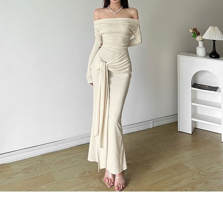Autuna - Lange mouw off-shoulder maxi-zeemeerminjurk met strikceintuur en split