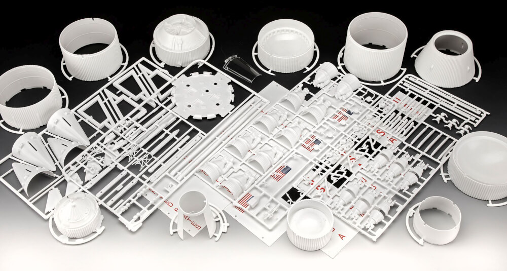 Geschenkset Apollo 11 Saturn V Rocket, Revell Modellbausatz mit Basiszubehör