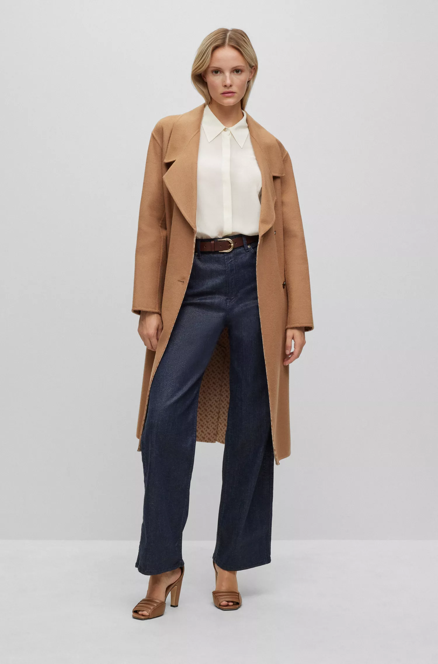 Blusa BOSS preta de corte regular em seda lavada com bolso oculto.