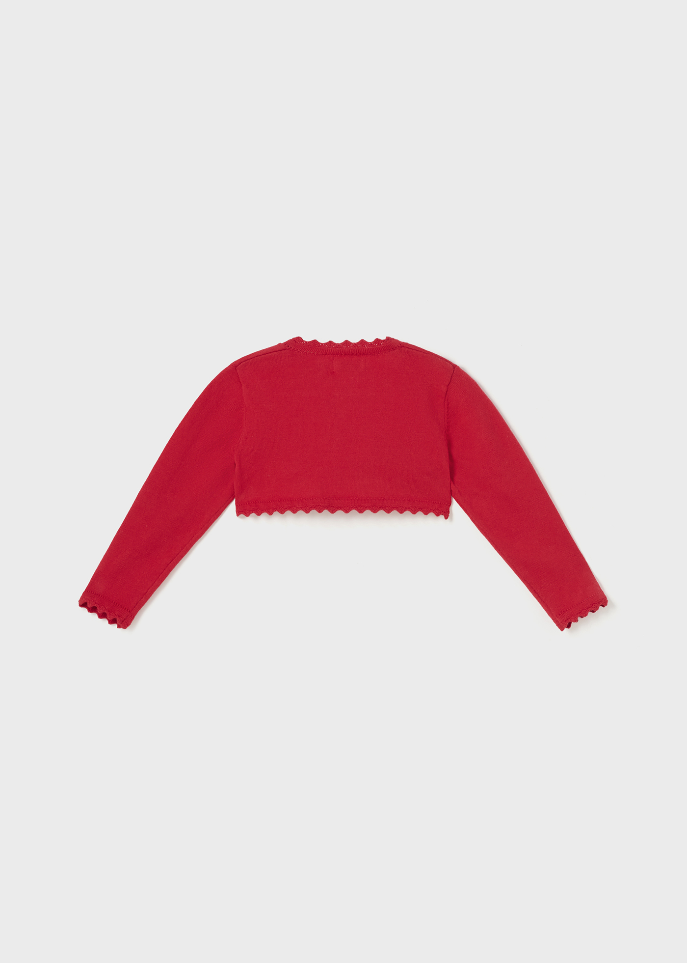 Casaquinho estilo bolero para bebê, confeccionado em algodão sustentável.