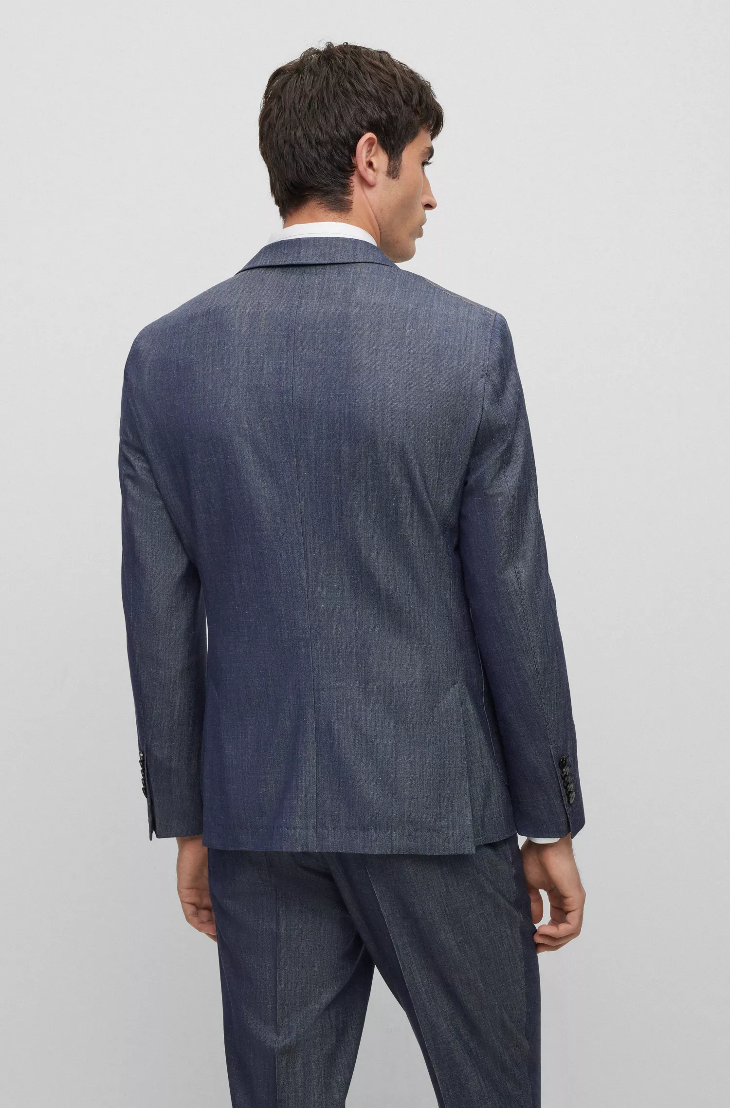 Terno BOSS cor camelo, corte slim, em lã elástica com seda e linho.