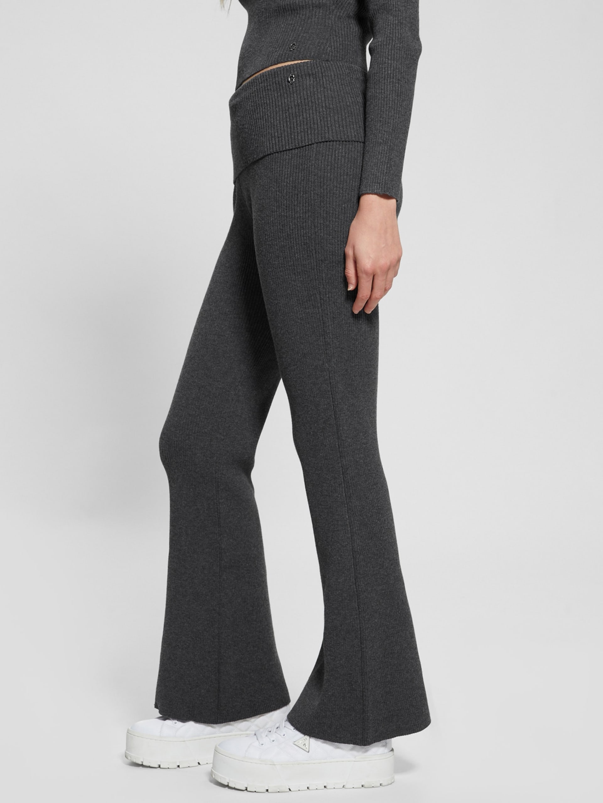 Calça legging Eco Nina com barra dobrada e modelagem flare canelada