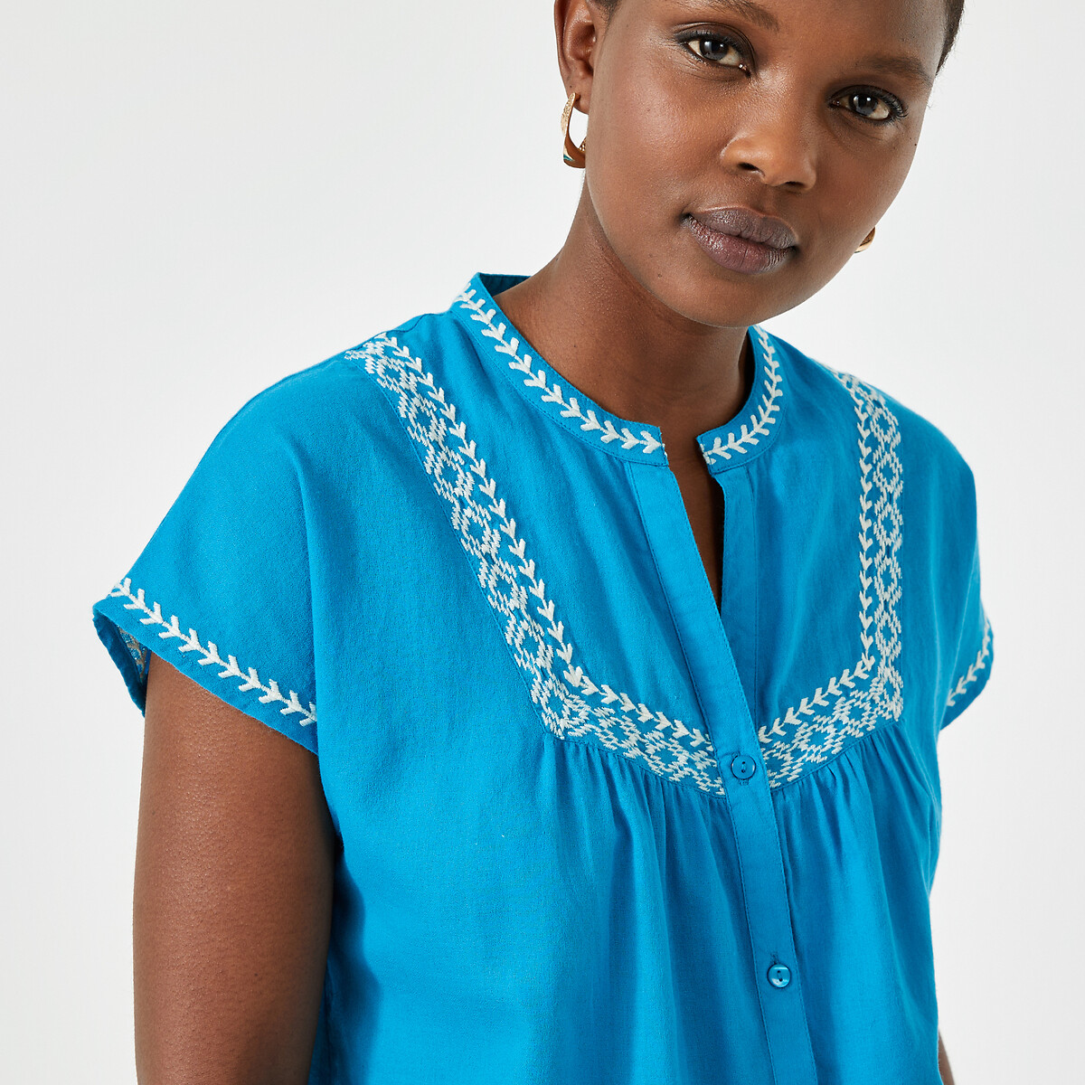 ANNE WEYBURN<br>Blusa bordada, gola redonda, mangas curtas